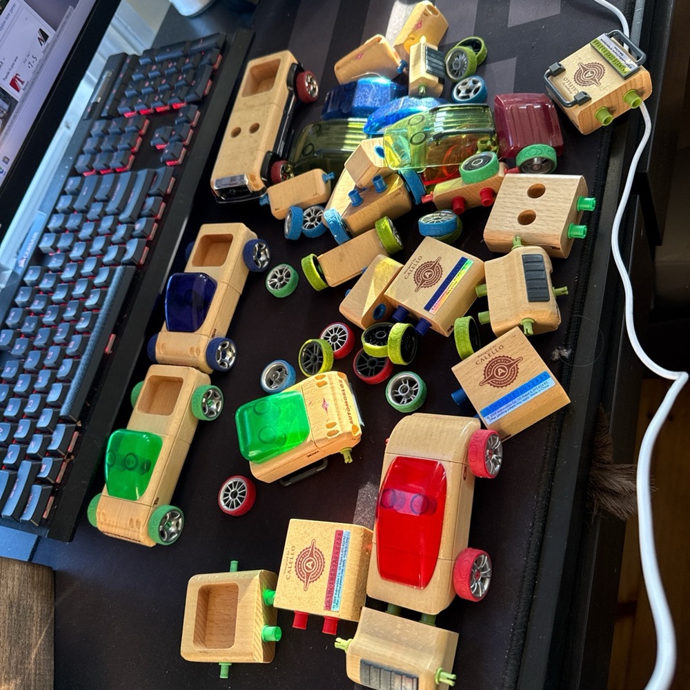 Wooden Toy Car Building Set with Red, Blue, and Green Pieces